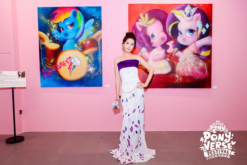  主持人Vivian Sun （孙丽洁）身穿“莱佛士设计学院学生张丰航设计的服装”亮相小马宝莉友谊盛典