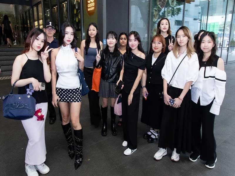 硬核实践 | 直通香奈儿秀场后台！莱佛士学生亲历时尚最前线