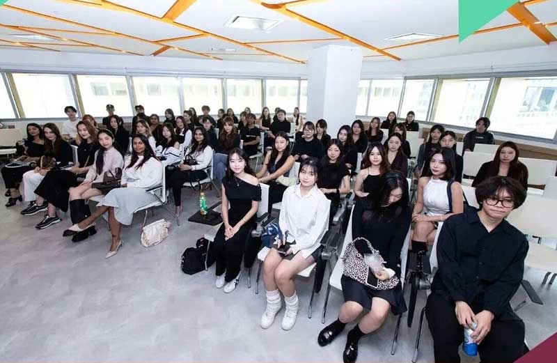 硬核实践 | 直通香奈儿秀场后台！莱佛士学生亲历时尚最前线